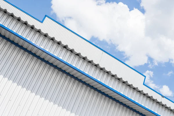 Industrial construction of Metal white sheet and blue corners. Roof sheet metal or corrugated roofs of factory building or warehouse. — Stock Photo, Image