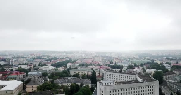 Widok z lotu ptaka miasta z socjalistycznych sowieckich stylu budynku w pochmurny dzień. Budynki zostały zbudowane w Związku Radzieckim. Architektura wygląda jak większość miast Związku Radzieckiego podmiejskich. — Wideo stockowe