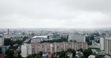 Bulutlu gün binaya Sosyalist Sovyet tarzı ile havadan görünümü şehrin. Binalar Sovyetler Birliği'nde inşa edildi. Mimari çoğu Sovyet sonrası banliyö kasaba gibi görünüyor.