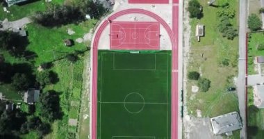 Boş spor Bahçesi stadyum kuş bakışı görünüme üzerinden. Kırmızı spor büyük tenis ve basketbol oynamak için zemin. Futbol futbol sahası yeşil ve yollar çalıştıran.