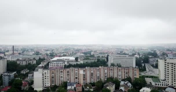 Vue aérienne de la ville avec le style soviétique socialiste de construction par temps nuageux. Des bâtiments ont été construits en Union soviétique. L'architecture ressemble à la plupart des villes de banlieue post-soviétiques . — Video