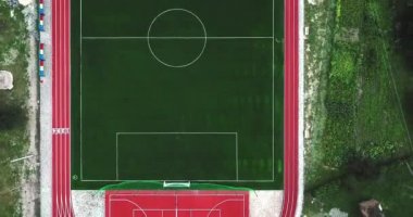 Boş spor Bahçesi stadyum kuş bakışı görünüme üzerinden. Kırmızı spor büyük tenis ve basketbol oynamak için zemin. Futbol futbol sahası yeşil ve yollar çalıştıran.