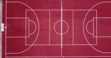 Boş spor Bahçesi stadyum kuş bakışı görünüme üzerinden parçası. Yollar çalıştıran ve büyük tenis ve basketbol oynamak için ve yeşil bir futbol futbol sahası ile zemin kırmızı spor.