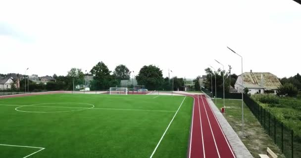 Parte del estadio de recreo deportivo vacío desde la vista de los pájaros. Campo deportivo para jugar al tenis, baloncesto, fútbol, fútbol. Caminos en marcha . — Vídeo de stock