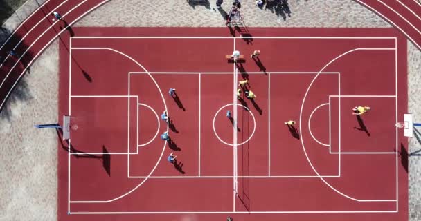 Lidé hrát volejbal na sportovní hřiště stadion z ptačí perspektivy. Sportoviště pro přehrávání velké tenis, basketbal, fotbal, fotbal, běh, volejbal.