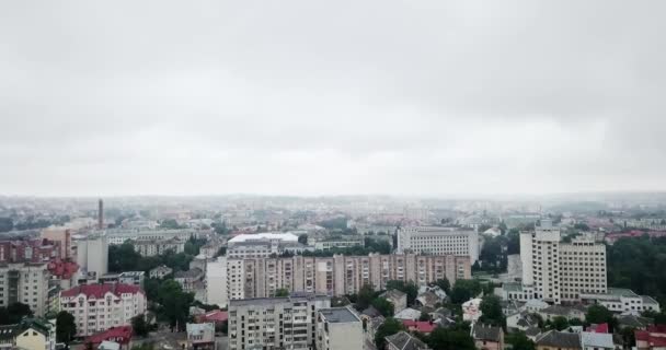 Veduta aerea della città con lo stile socialista sovietico di costruzione in giorno nuvoloso. Gli edifici furono costruiti in Unione Sovietica. L'architettura sembra la maggior parte delle città pendolari post-sovietiche . — Video Stock