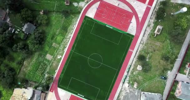 Estadio de recreo deportivo vacío desde la vista de los pájaros. Campo de deporte para jugar al tenis, baloncesto, fútbol, fútbol, correr . — Vídeo de stock