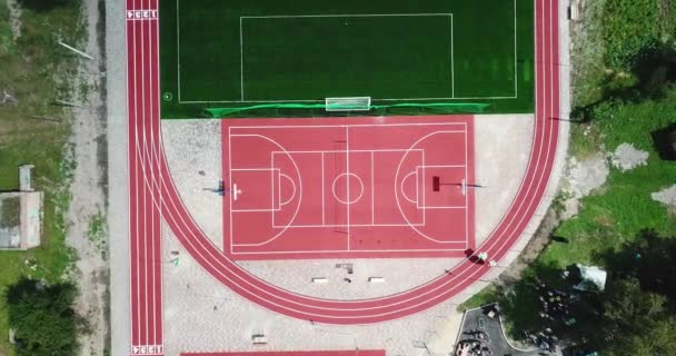 空的体育操场体育场从鸟眼睛看法。打网球、篮球、足球、足球、跑步的运动场. — 图库视频影像