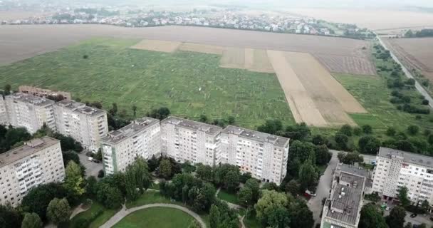 Letecký pohled na město socialistické sovětské stylem budovy na zamračený den. Budovy byly postaveny v Sovětském svazu. Architektura vypadá jako většina měst postsovětské dojíždějící. — Stock video