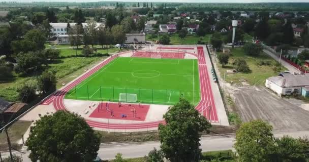 Stade de jeux de sport vide de vue des oiseaux. Terrain de sport pour jouer au tennis, basket-ball, football, football, course à pied . — Video