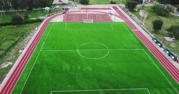 Estádio de playground esporte vazio de vista de olhos de pássaros. Campo de esporte para jogar tênis grande, basquete, futebol, futebol, corrida . — Vídeo de Stock