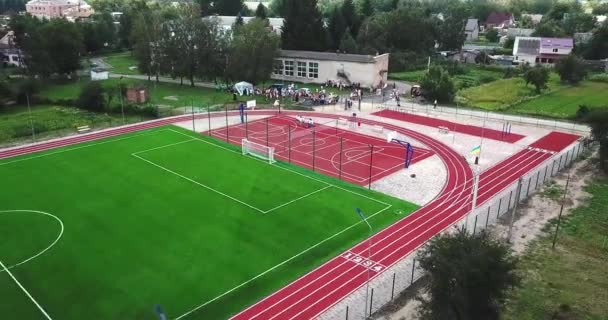 Estádio de playground esporte vazio na aldeia a partir de aves vista para os olhos. Campo de esporte para jogar tênis grande, basquete, futebol, futebol, corrida . — Vídeo de Stock