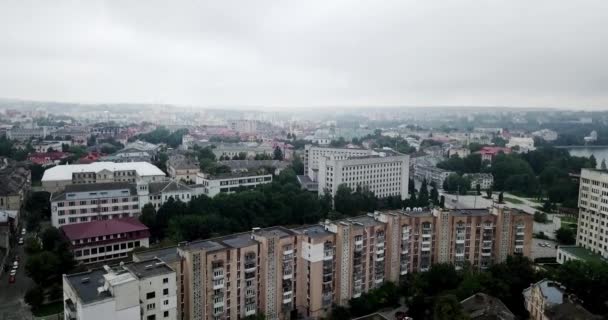 曇りの日に建物の社会主義ソビエト スタイルの町の眺め 建物は ソビエト連邦で造られました アーキテクチャはほとんどのポスト ソビエトの通勤者の町のように見える — ストック動画