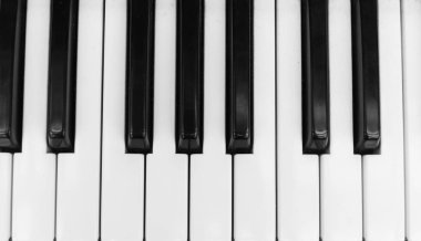 Synthesizer piyano anahtar kurulu üstten görünüm. Siyah ve beyaz tuşlar ile profesyonel elektronik MIDI klavye.