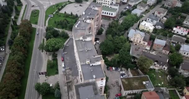 Luchtfoto van de stad met de socialistische Sovjet-stijl van het gebouw op een bewolkte dag. Gebouwen werden gebouwd in de Sovjet-Unie. De architectuur ziet eruit als de meeste post-Soviet forensen steden. — Stockvideo