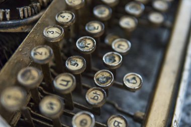 Bir eski kirli kırık antika daktilo makinesi anahtarlarındaki Kiril sembolleri harflerle görünümü kadar kapatın.