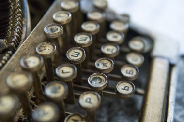 Bir eski kirli kırık antika daktilo makinesi anahtarlarındaki Kiril sembolleri harflerle görünümü kadar kapatın.