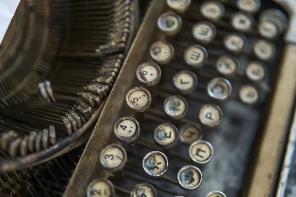 关闭视图在老肮脏残破的古董打字机机器钥匙用西里尔文符号信件. — 图库照片
