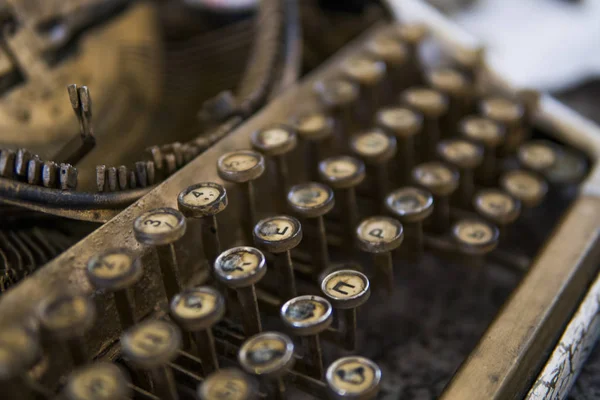 Vista de cerca de una vieja sucia máquina de escribir antigua rota llaves con símbolos cirílicos letras . — Foto de Stock