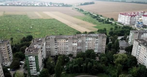 Luftaufnahme der Stadt mit sozialistisch-sowjetischem Baustil bei bewölktem Himmel. Gebäude wurden in der Sowjetunion gebaut. die Architektur sieht aus wie die meisten postsowjetischen Pendlerstädte. — Stockvideo