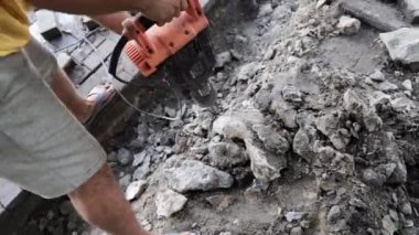 İşçiler Elektrikli beton kırıcı kullanın. Kazma ve beton yollar kaldırım inşaatı sırasında sondaj matkap ile driveway yüzey tamiri erkek işçi.