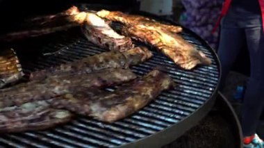 Domuz eti yan kaburga pişirme üzerinde A büyük Barbekü açık havada, A yemek Festivali.