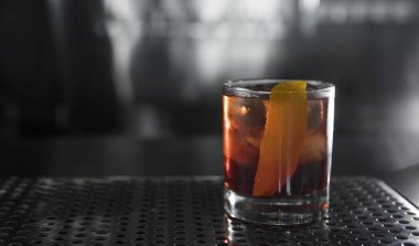 Cin, campari ve martini rosso ile klasik kokteyl Negroni. Geleneksel tarifi. Metin yazma için yer
