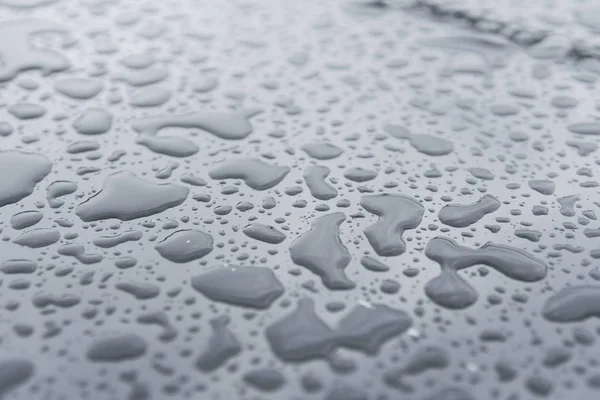 Natuurlijke water druppels op een glazen tafel na regen. — Stockfoto