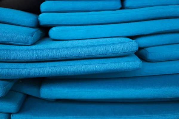Gunung bantal biru terletak pada satu sama lain. Tekstur bantal . — Stok Foto