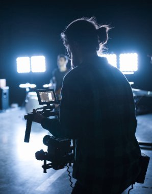 Profesyonel kameramanların kamera 3 eksenli gimbal üzerinde tutarak. Kameramanların Steadicam kullanarak. Pro ekipmanları sallayarak olmadan yüksek kaliteli video yapmak için yardımcı olur.