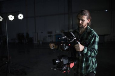 Profesyonel kameramanların kamera 3 eksenli gimbal üzerinde tutarak. Kameramanların Steadicam kullanarak. Pro ekipmanları sallayarak olmadan yüksek kaliteli video yapmak için yardımcı olur.