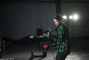 Profesyonel kameramanların kamera 3 eksenli gimbal üzerinde tutarak. Kameramanların Steadicam kullanarak. Pro ekipmanları sallayarak olmadan yüksek kaliteli video yapmak için yardımcı olur.