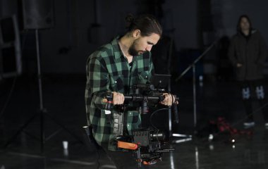 Profesyonel kameramanların kamera 3 eksenli gimbal üzerinde tutarak. Kameramanların Steadicam kullanarak. Pro ekipmanları sallayarak olmadan yüksek kaliteli video yapmak için yardımcı olur.