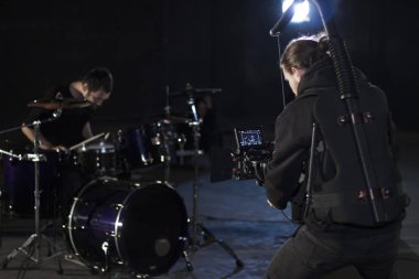Profesyonel kameramanların kolay takım üzerinde monte edilmiş ve bir davulcu filme kamera tutarak. Kameramanların Steadicam kullanarak. Pro ekipmanları sallayarak olmadan yüksek kaliteli video yapmak için yardımcı olur.