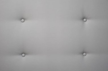 Bir doku olarak düğmeli krem deri kanepe arka plan.