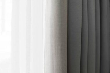 İnce ve kalın dikey kıvrımlar içinde parlak perde yakından görmek yoğun kumaştan yapılmış. Dokulu arka ve duvar kağıtları. Malzemeleri ve tekstil.