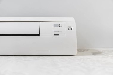 Bir odada beyaz duvar beyaz Klima sistemi.