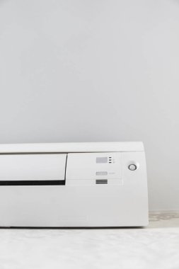 Bir odada beyaz duvar beyaz Klima sistemi.