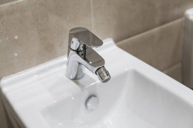 Modern banyo beyaz seramik bide ayrıntılarını.