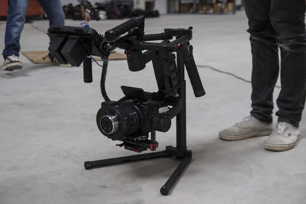 Επαγγελματίες Κινηματογράφου ψηφιακή φωτογραφική μηχανή βίντεο σχετικά με ένα gimbal 3-άξονα. Videographer χρήση του steadicam. — Φωτογραφία Αρχείου