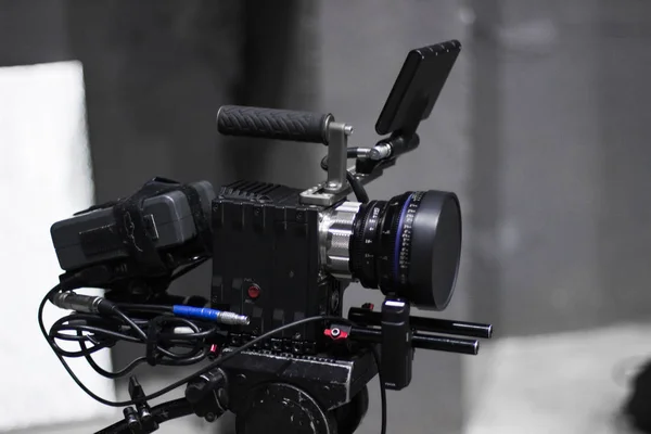 Professionell film digital videokamera på ett stativ. — Stockfoto
