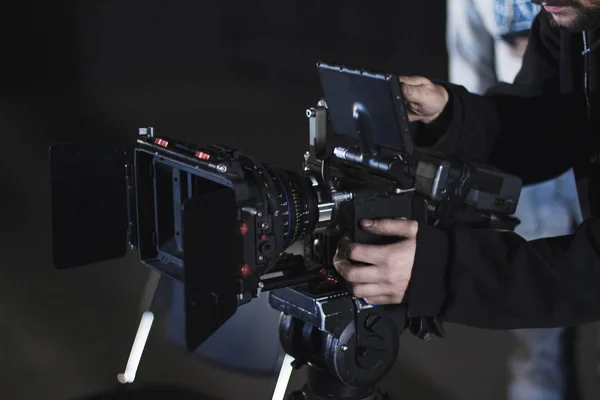 Videografo professionista che utilizza la videocamera digitale del cinema . — Foto Stock