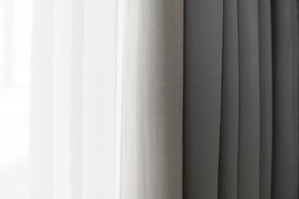 Vista de cerca de la cortina brillante en pliegues verticales delgados y gruesos hechos de tela densa. Fondos abstractos texturizados y fondos de pantalla. Materiales y textiles . — Foto de Stock
