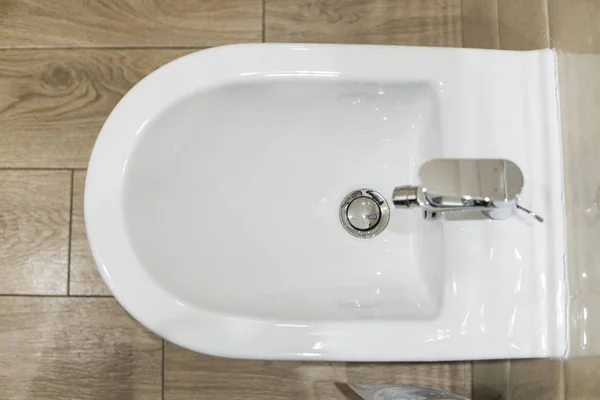 Fehér kerámia bidé modern fürdőszoba tartozik. WC. — Stock Fotó
