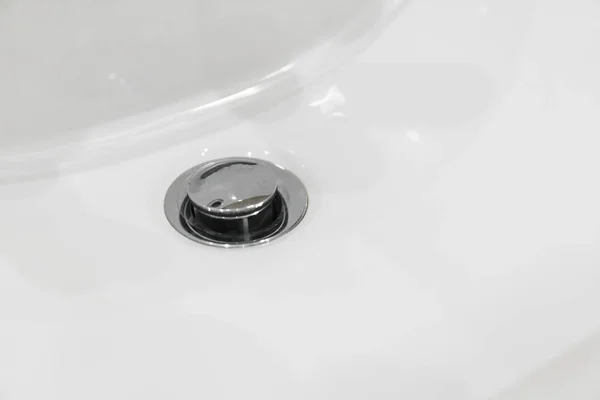 Szczegóły biały ceramiczny zlew w łazience nowoczesne. — Zdjęcie stockowe