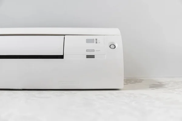 Witte airconditioner systeem op de witte muur in een kamer. — Stockfoto