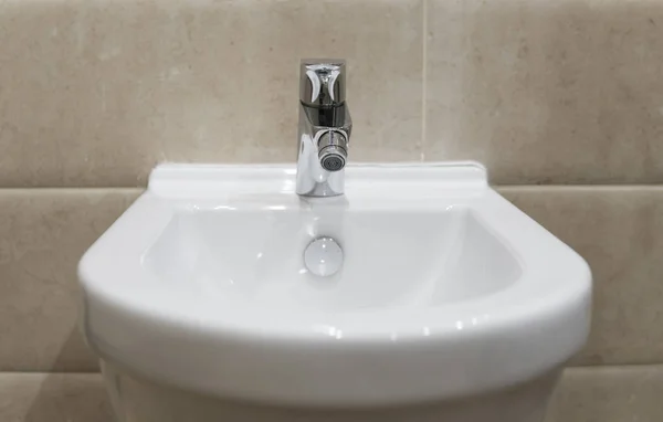 Biały ceramicznych bidet w nowoczesną łazienkę. WC. — Zdjęcie stockowe