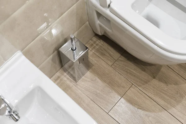 Beyaz seramik bide ve tuvalet modern banyo tuvalet fırçası ile detayları. — Stok fotoğraf