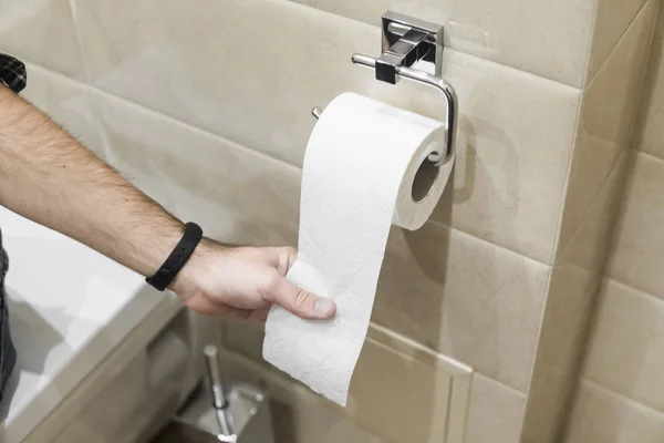 Крупный план рулон туалетной бумаги в туалете с ручной тягой . — стоковое фото