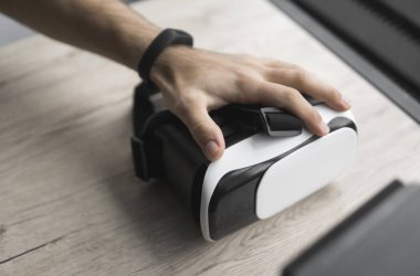 VR sanal gerçeklik gözlük bir tabloda bir adam el ile.